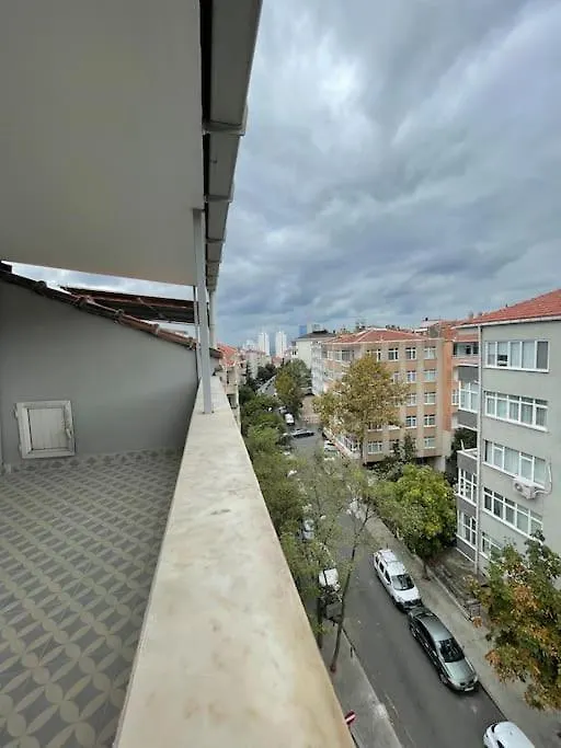 Merkezi Cift Terasli Ev Istanbul Apartment